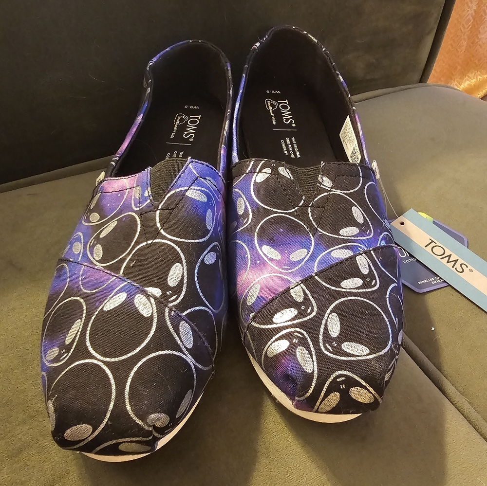 Women's Alien Print Toms - Size 9.5